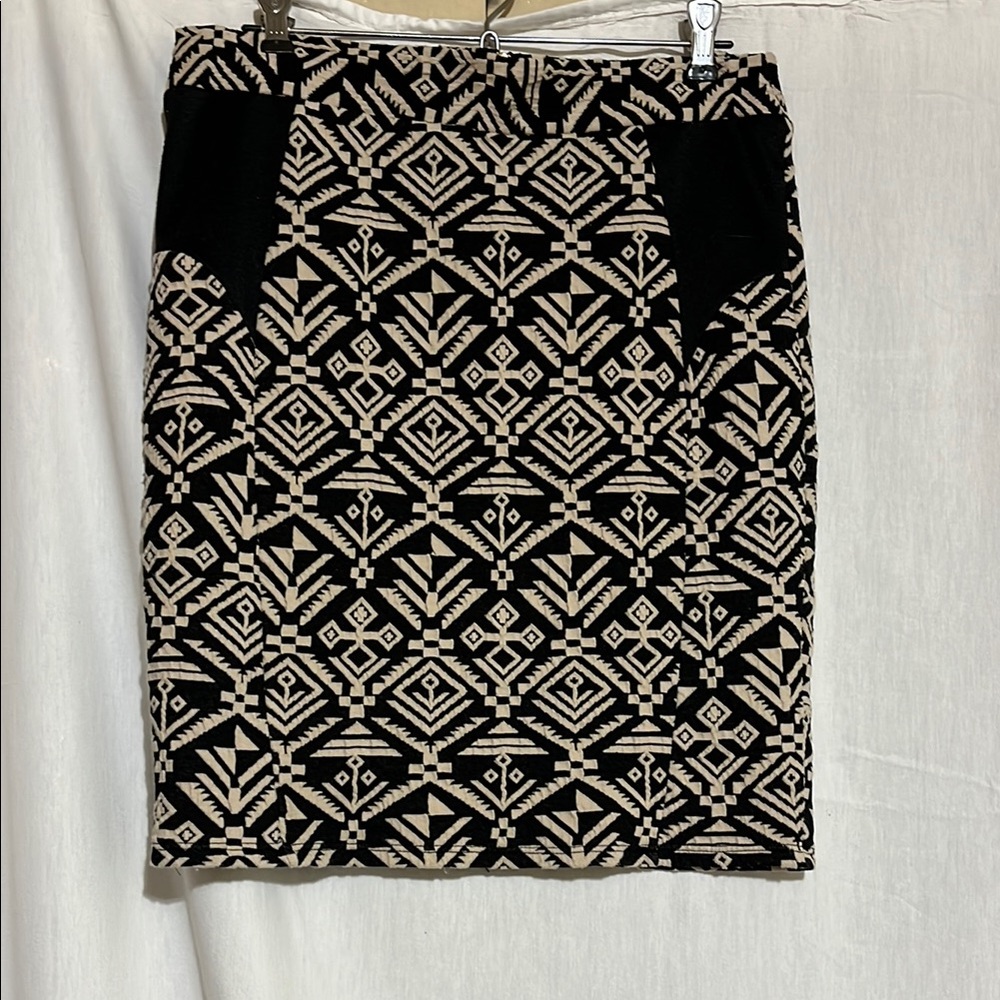 Charlotte Russe Black and Cream Aztec Patterned stretch pencil Skirt XL